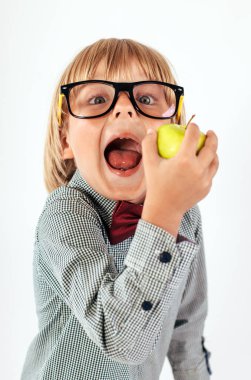 Beyaz arka plan üzerinde izole apple ile kırmızı papyon giymiş mutlu okul çocuğu portresi. Eğitim, izole. Okul okul öncesi. 