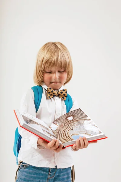 Retrato Estudante Feliz Com Livros Maçã Isolada Fundo Branco Educação — Fotografia de Stock