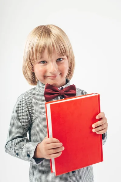 Portret Van Gelukkig Schooljongen Met Boeken Appel Geïsoleerd Een Witte — Stockfoto