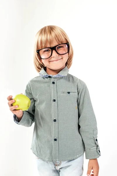 Porträt Eines Glücklichen Schuljungen Mit Roter Fliege Und Apfel Auf — Stockfoto