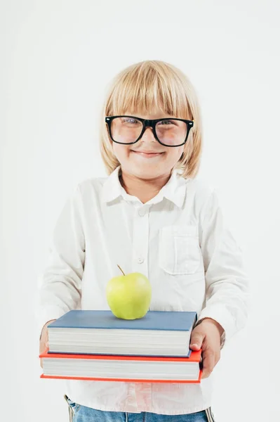 Porträt Eines Glücklichen Schuljungen Mit Büchern Und Apfel Auf Weißem — Stockfoto