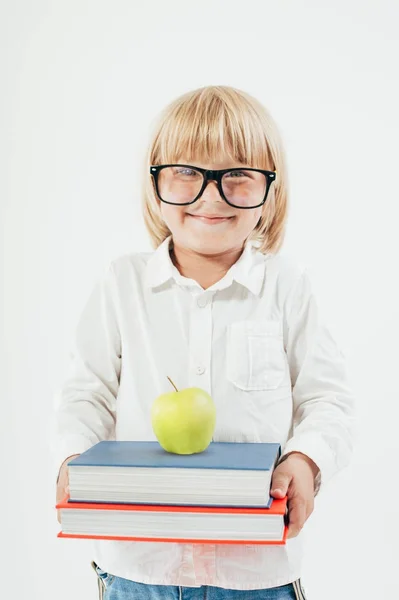 Retrato Estudante Feliz Com Livros Maçã Isolada Fundo Branco Educação — Fotografia de Stock