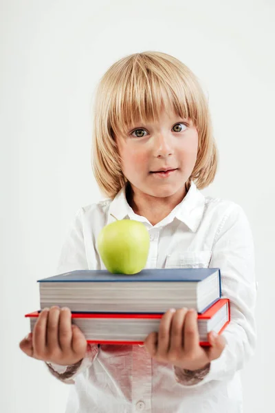 Porträt Eines Glücklichen Schuljungen Mit Büchern Und Apfel Auf Weißem — Stockfoto