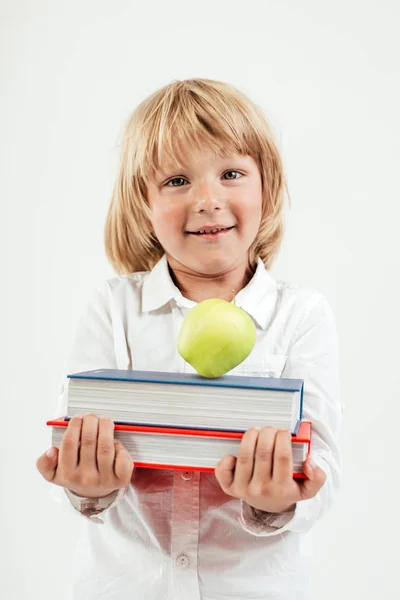 Porträt Eines Glücklichen Schuljungen Mit Büchern Und Apfel Auf Weißem — Stockfoto