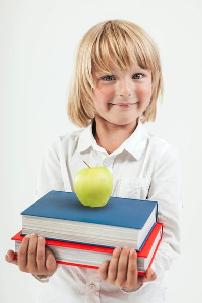 Porträt Eines Glücklichen Schuljungen Mit Büchern Und Apfel Auf Weißem — Stockfoto