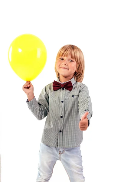 Κομψό Μικρό Αγόρι Ντυμένος Κόκκινο Παπιγιόν Κρατώντας Αερόστατο Που Απομονώνονται — Φωτογραφία Αρχείου