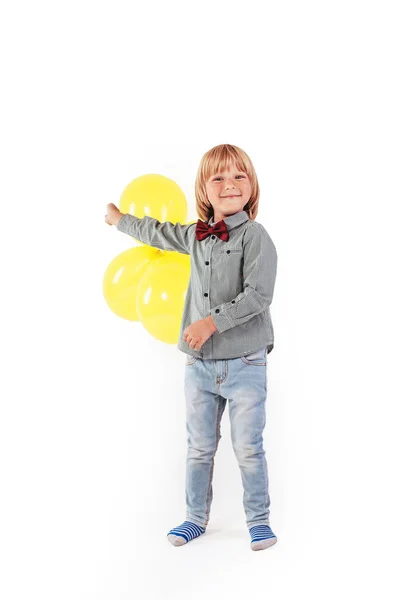 Κομψό Μικρό Αγόρι Ντυμένος Κόκκινο Παπιγιόν Κρατώντας Αερόστατο Που Απομονώνονται — Φωτογραφία Αρχείου