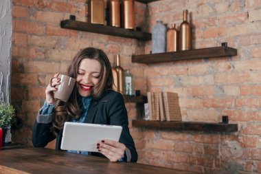Genç freelancer kız laptop çatı iç çalışıyor