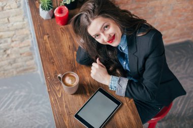 Genç freelancer kız laptop çatı iç çalışıyor