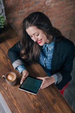 Genç freelancer kız laptop çatı iç çalışıyor