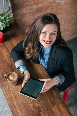 Genç freelancer kız laptop çatı iç çalışıyor