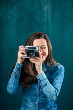 genç güzel kız retro kamera ile