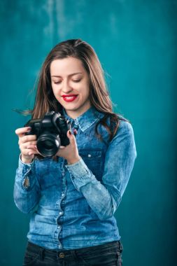 Genç güzel kız ile fotoğraf makinesi