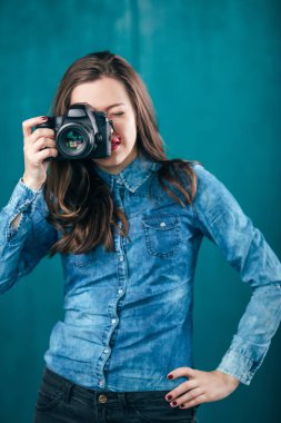 Genç güzel kız ile fotoğraf makinesi