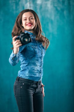 Genç güzel kız ile fotoğraf makinesi