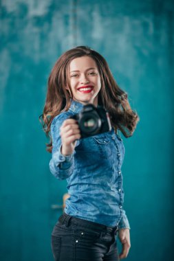 Genç güzel kız ile fotoğraf makinesi