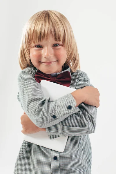 Niño Escuela Sonriente Camisa Con Pajarita Roja Sosteniendo Computadora Tableta — Foto de Stock