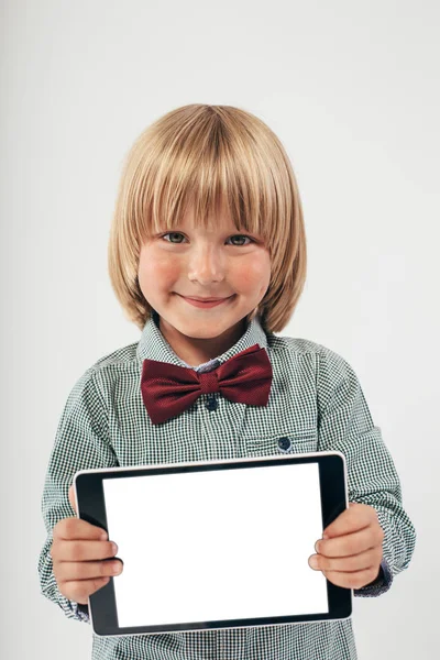 Niño Escuela Sonriente Camisa Con Pajarita Roja Sosteniendo Computadora Tableta — Foto de Stock