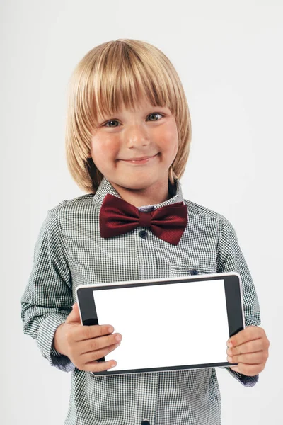 Niño Escuela Sonriente Camisa Con Pajarita Roja Sosteniendo Computadora Tableta — Foto de Stock