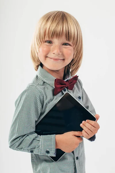 Sorridente Ragazzo Della Scuola Camicia Con Papillon Rosso Tenendo Tablet — Foto Stock