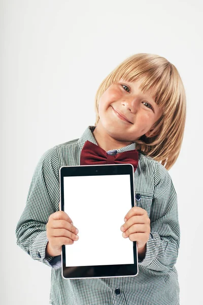 Niño Escuela Sonriente Camisa Con Pajarita Roja Sosteniendo Computadora Tableta —  Fotos de Stock