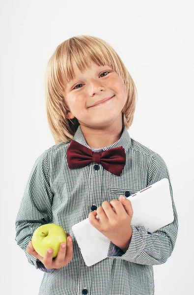 Sorridente Scolaretto Camicia Con Papillon Rosso Tablet Computer Mano Mela — Foto Stock