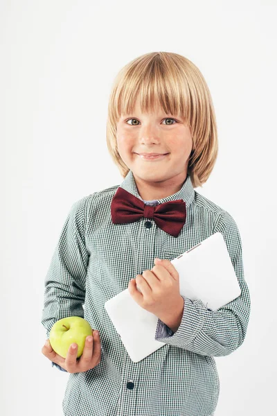 Niño Escuela Sonriente Camisa Con Pajarita Roja Sosteniendo Tableta Manzana — Foto de Stock