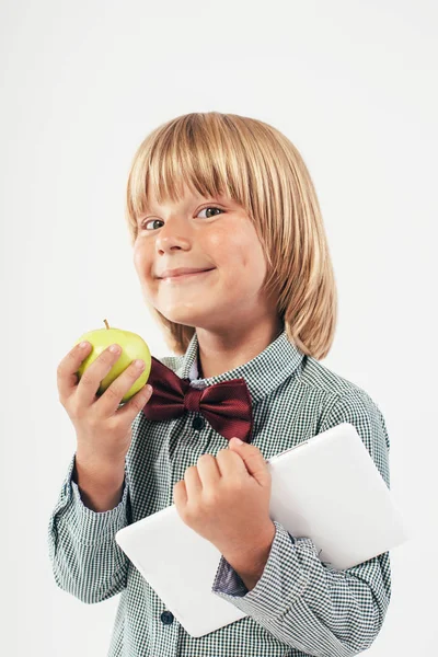 Lächelnder Schuljunge Hemd Mit Roter Fliege Tablet Computer Und Grünem — Stockfoto