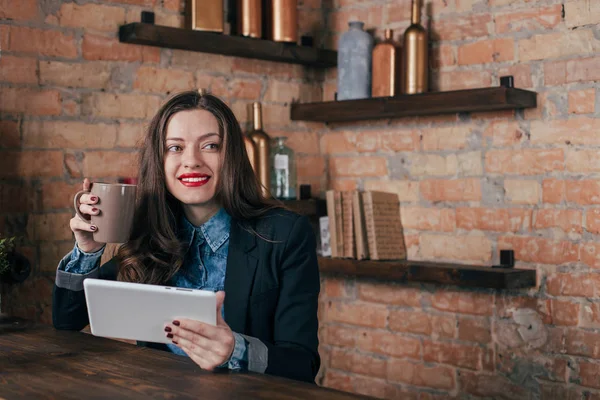Genç freelancer kız laptop çatı iç çalışıyor