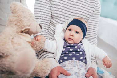 Çok güzel iki aylık güzel bebek kız. Oyuncak ayılar