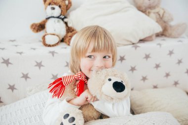 Mutlu küçük gülümseyen çocuk Noel kutluyor. Yılbaşı tatil.
