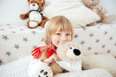 Mutlu küçük gülümseyen çocuk Noel kutluyor. Yılbaşı tatil.