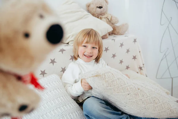 Bambino Sorridente Felice Festeggia Natale Vacanze Anno Nuovo — Foto Stock