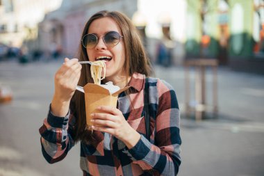  Yemek lokanta şehirler arka plan üzerinde güzel gülümseyen genç erkek güneş gözlük