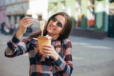  Yemek lokanta şehirler arka plan üzerinde güzel gülümseyen genç erkek güneş gözlük