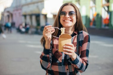  Yemek lokanta şehirler arka plan üzerinde güzel gülümseyen genç erkek güneş gözlük