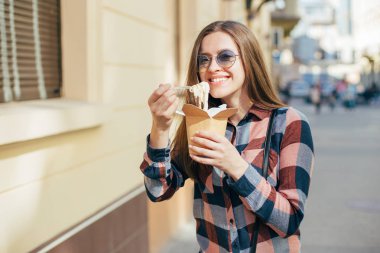  Yemek lokanta şehirler arka plan üzerinde güzel gülümseyen genç erkek güneş gözlük
