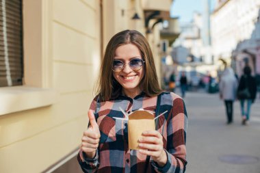  Yemek lokanta şehirler arka plan üzerinde güzel gülümseyen genç erkek güneş gözlük