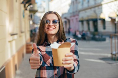  Yemek lokanta şehirler arka plan üzerinde güzel gülümseyen genç erkek güneş gözlük