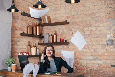 Genç freelancer kız laptop çatı iç çalışıyor