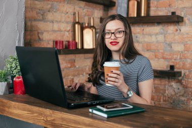 Genç freelancer kız laptop çatı iç çalışıyor