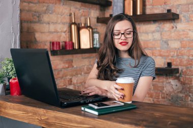 Genç freelancer kız laptop çatı iç çalışıyor