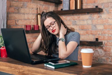 Genç freelancer kız laptop çatı iç çalışıyor