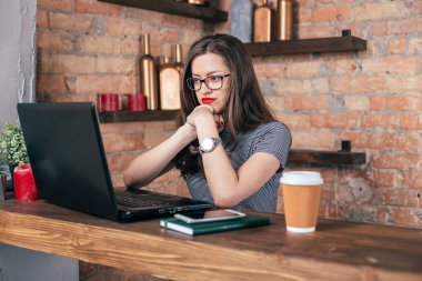 Genç freelancer kız laptop çatı iç çalışıyor