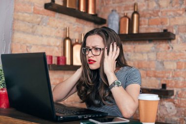 Genç freelancer kız laptop çatı iç çalışıyor