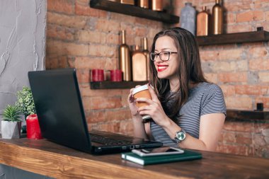 Genç freelancer kız laptop çatı iç çalışıyor