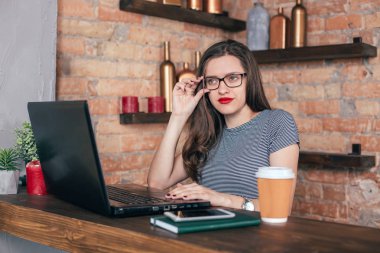 Genç freelancer kız laptop çatı iç çalışıyor