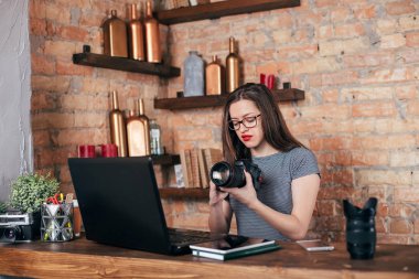 Genç freelancer kız laptop çatı iç çalışıyor