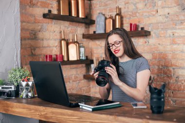 Genç freelancer kız laptop çatı iç çalışıyor