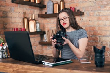 Genç freelancer kız laptop çatı iç çalışıyor